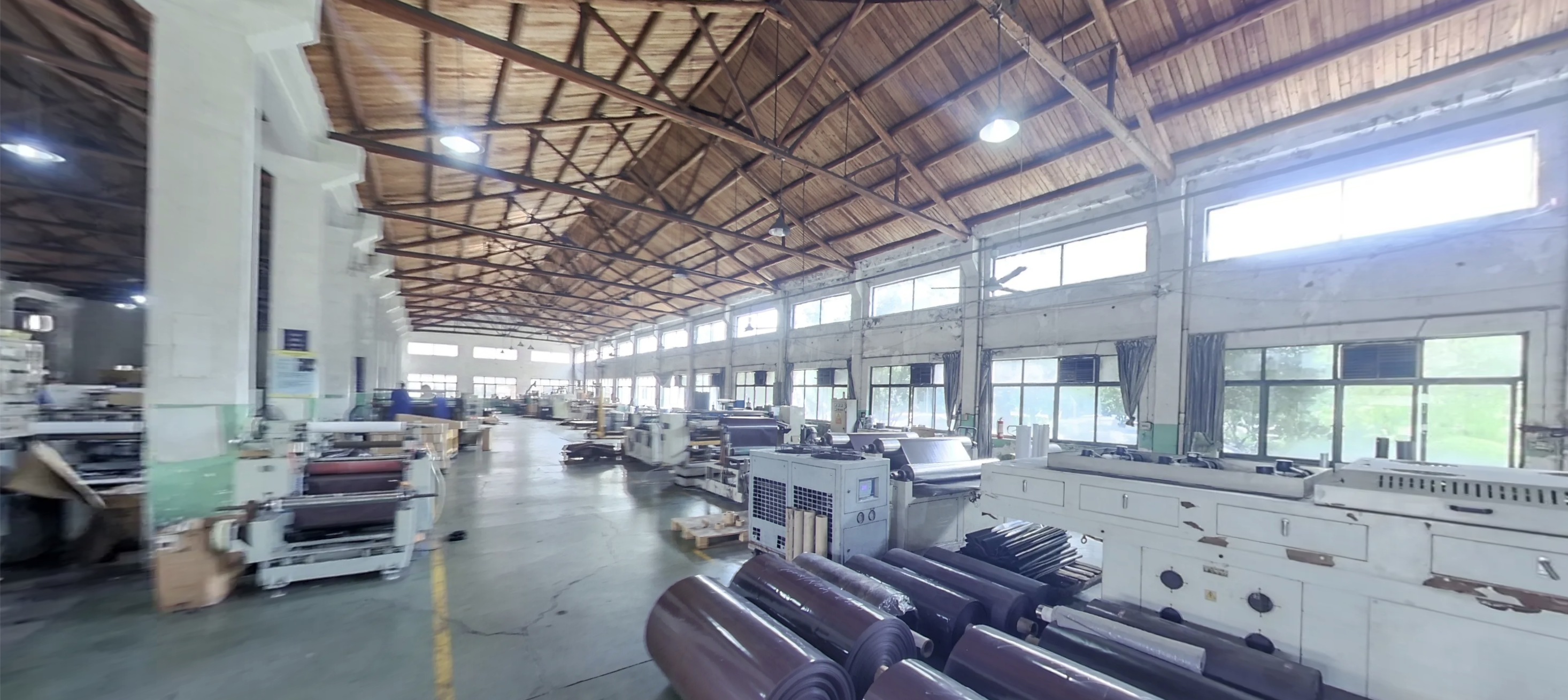 Interior de planta: líneas de extrusión y bobinado de imán flexible.