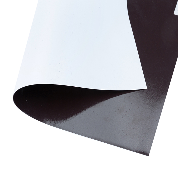 Lámina magnética autoadhesiva flexible — producto Yongmin para montaje.